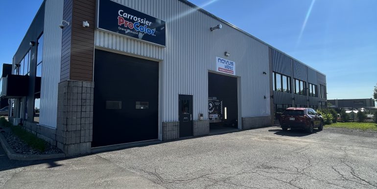 Côté avec 2 portes garage